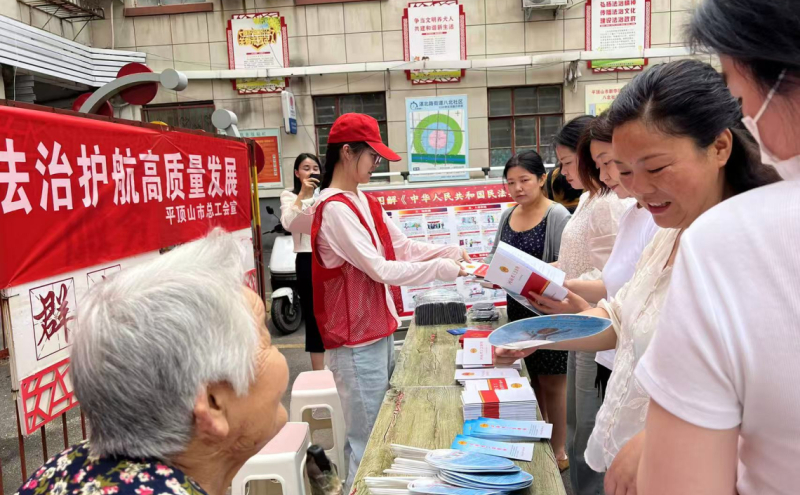 在八北社区开展民法典宣传活动