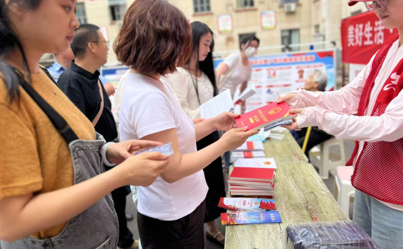在八北社区开展民法典宣传活动
