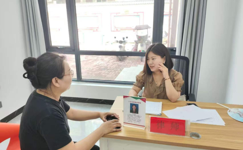 服务律师为群众解答法律问题