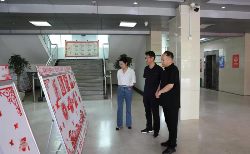 公司领导班组成员在观展时，对本次创意和成果给予充分肯定，与现场职工亲切交流，询问作品创作背景，鼓励大家继续以文化活动为载体，传承劳模精神、凝聚奋进力量。