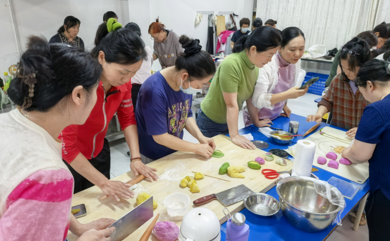 学员们练习制作月子餐