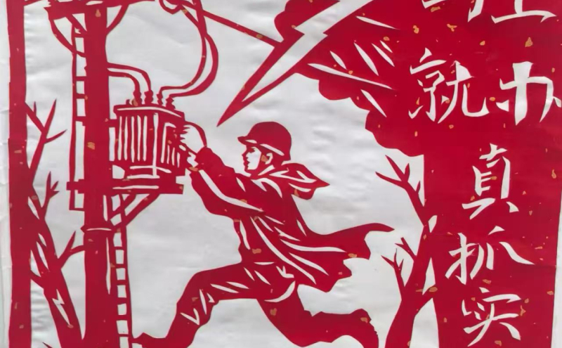 奔跑的身影与带电作业的场景交相辉映，传递出“快响应、优服务”的责任担当
