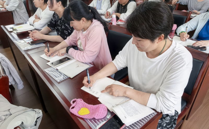 学员们认真做笔记