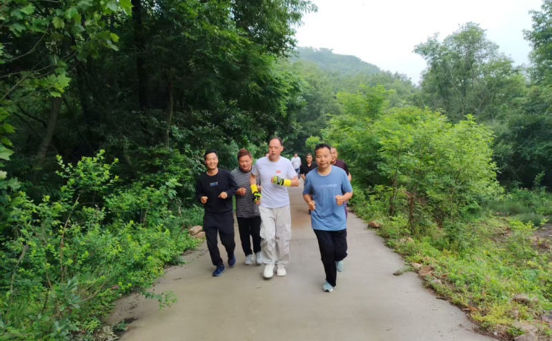 叶县林场 2026 年春季职工登山比赛圆满举行