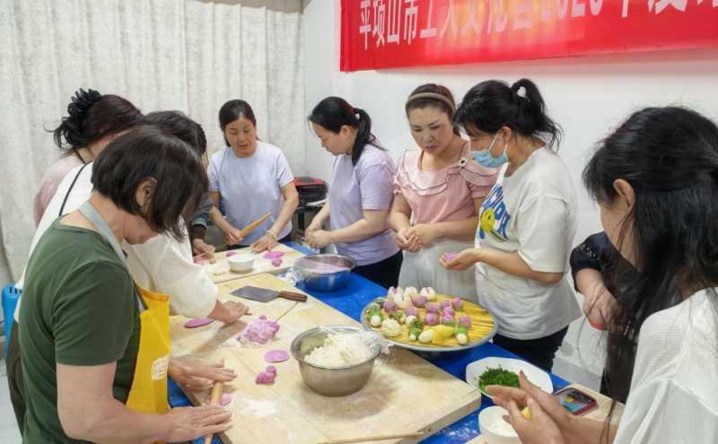学员们练习制作月子餐