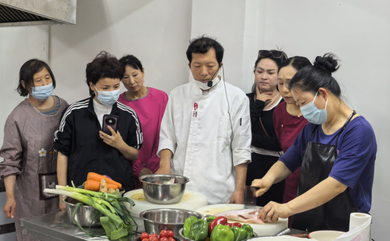 学员们练习制作月子餐