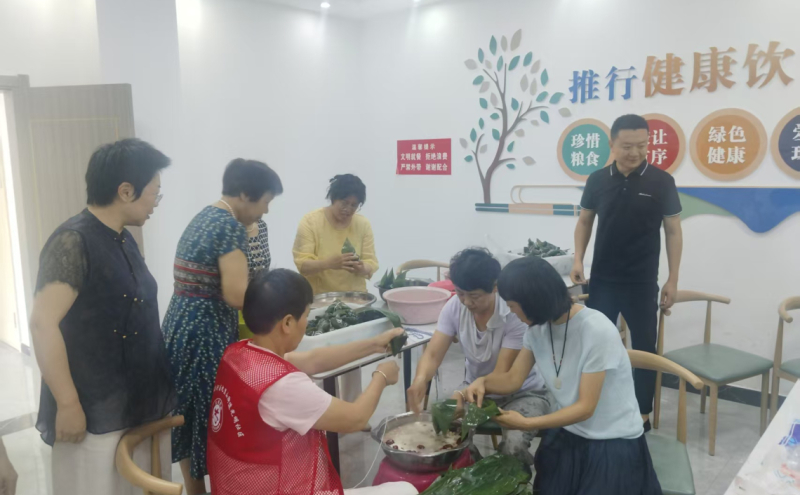 包粽子现场