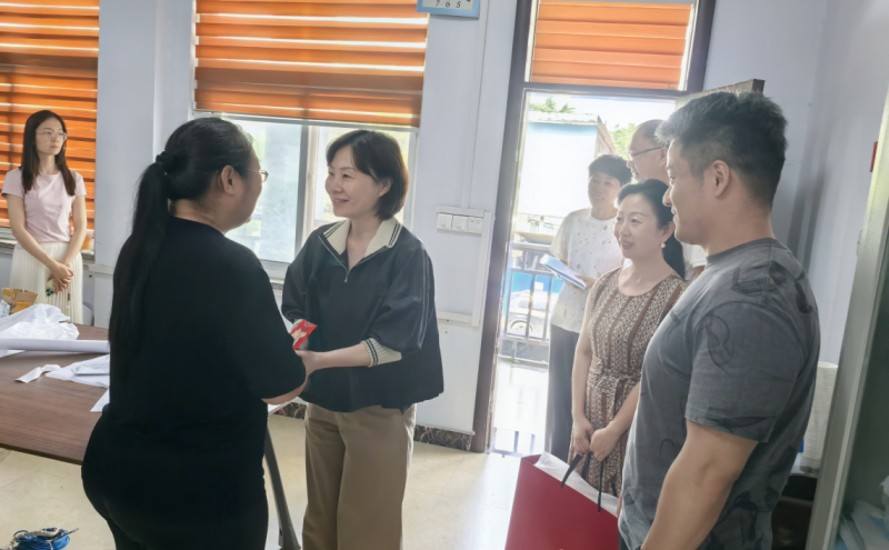 关爱慰问帮扶单亲困难女职工