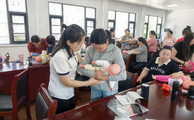 授课老师指导学员进行实操练习