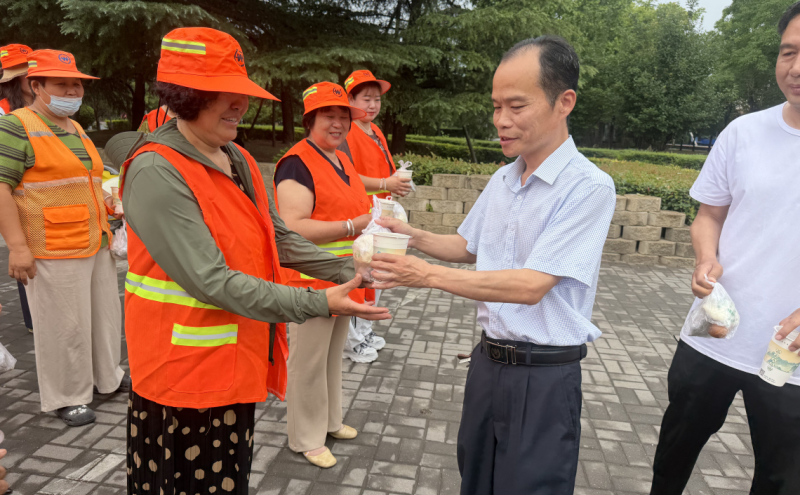 示范区工会举行“端午安康 情暖环卫”暨环卫工人免费早餐慰问活动