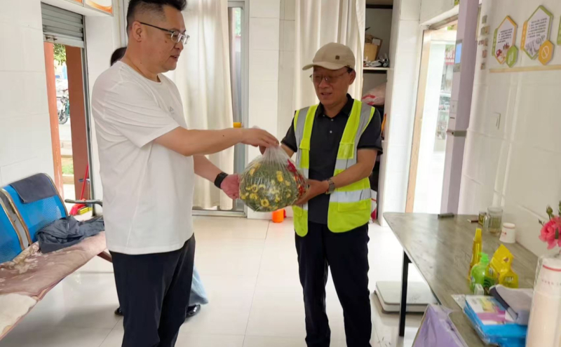 叶县总工会开展户外劳动者驿站“送清凉”活动