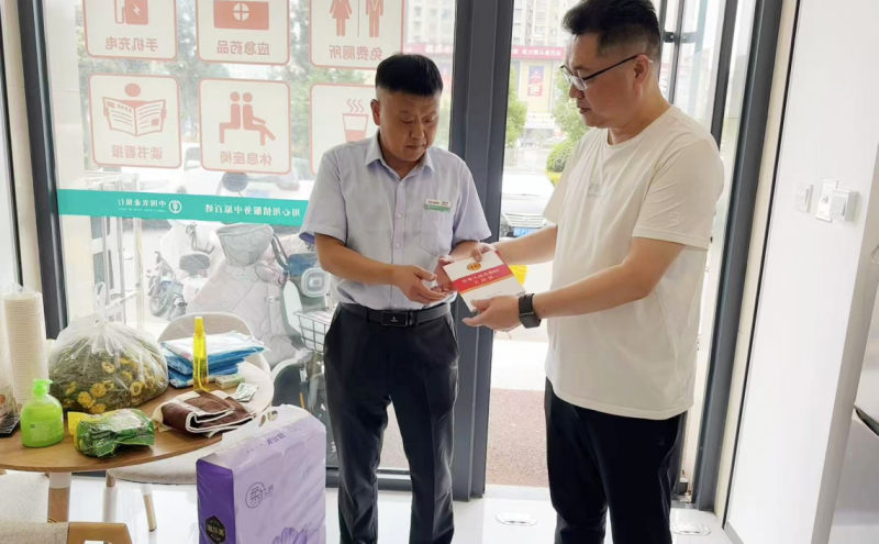 叶县总工会开展户外劳动者驿站“送清凉”活动