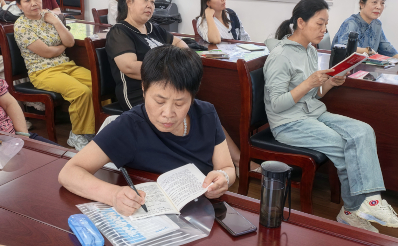 学员们认真学习并做笔记
