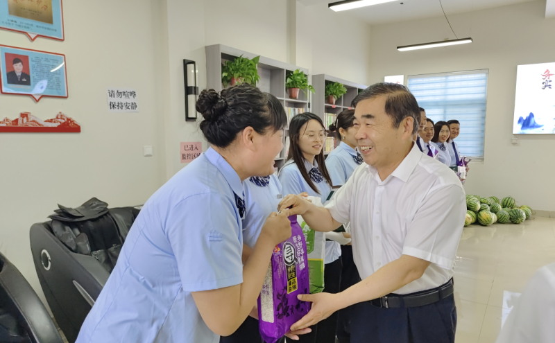 市人大常委会副主任、市总工会主席荆建刚为奋战在高温一线的公交职工送去夏日的清凉与诚挚的问候