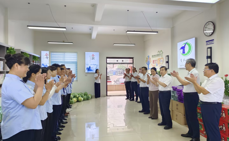 慰问组一行先后来到公交枢纽站、职工驿站等地，实地查看防暑降温设施配备和安全生产落实情况