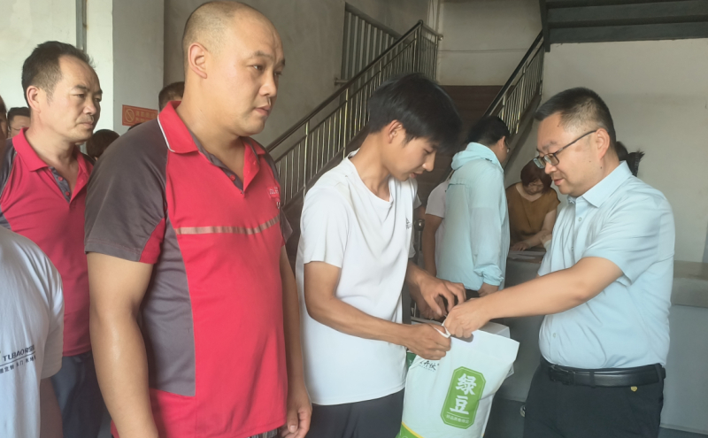 郭强为货车司机代表发放物资