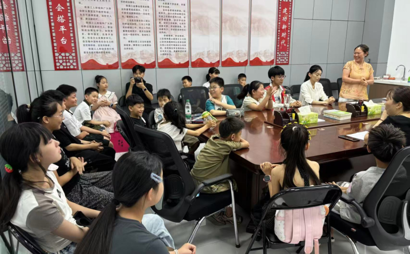 开班首日以轻松的趣味破冰互动拉开授课序幕，教室里欢声笑语此起彼伏