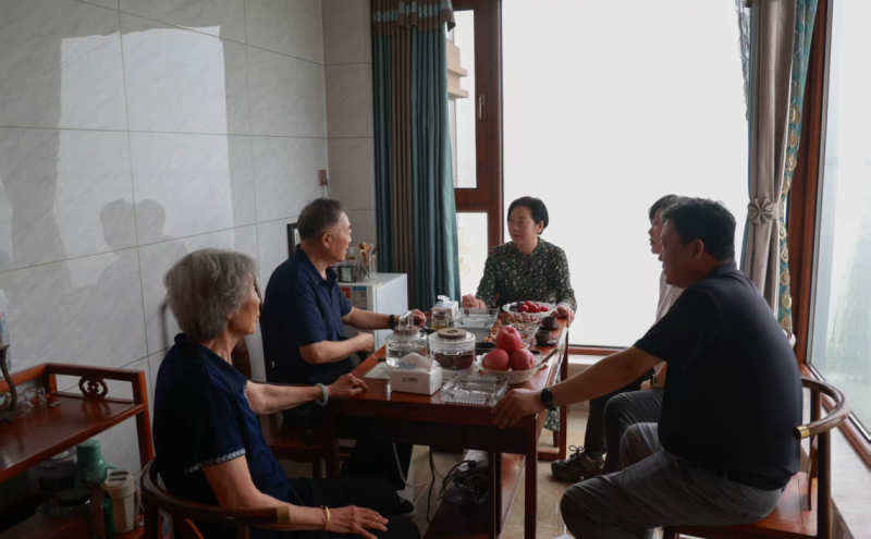 看望退休老党员刘建兴