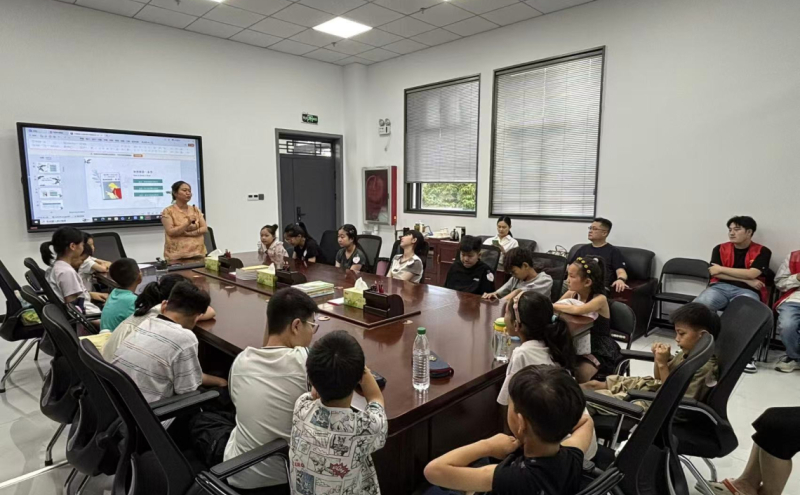 开班现场暖意融融，县总工会、团县委相关领导亲临活动现场，为到场家长与托管学生送上殷切寄语