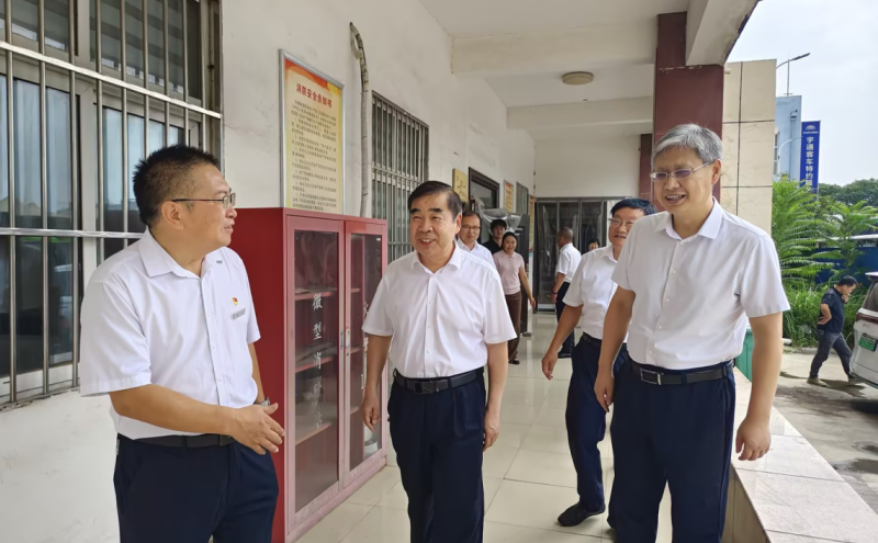 市人大常委会副主任、市总工会主席荆建刚，市交通运输局党组书记、局长冯建亚一行，来到梅园路公交枢纽站，开展“夏送清凉”慰问活动