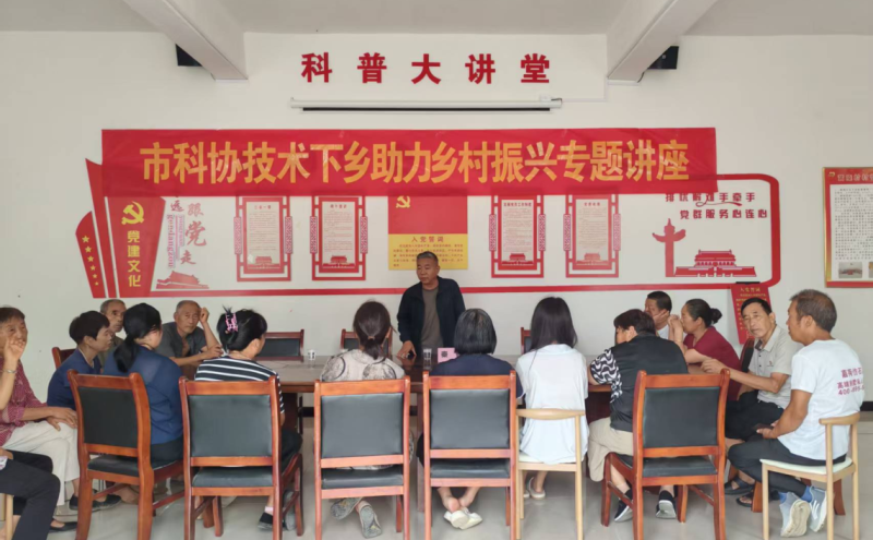 授课专家秦钧教授针对黄庵村农业生产困境，精准传授科学技术，讲座现场学习氛围热烈