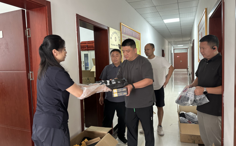 发放防汛物资