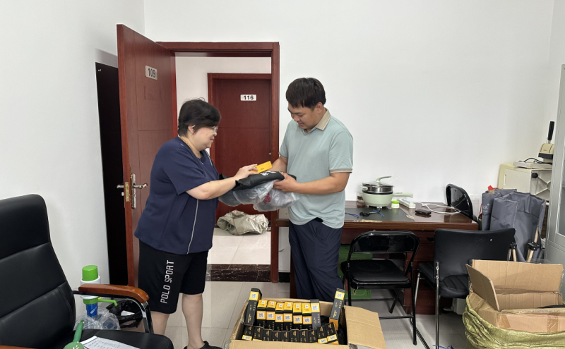 发放防汛物资