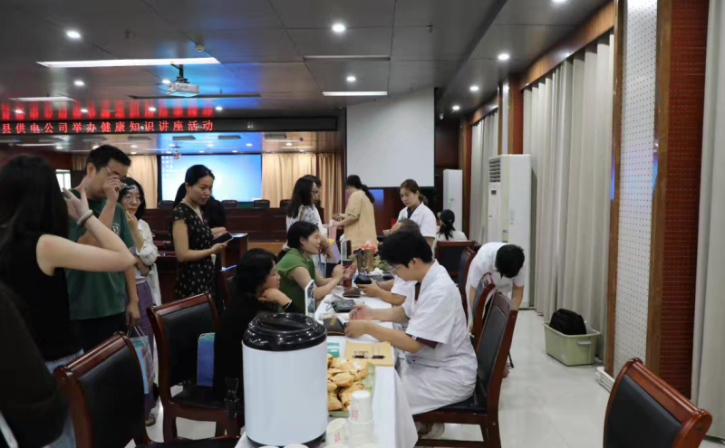 在中医健康体验区，摆放各类中医药成品、原生中药材，医师现场讲解中药材药理作用与日常保健价值。职工近距离观摩、触摸辨识药材，沉浸式感受传统中医药文化魅力。
