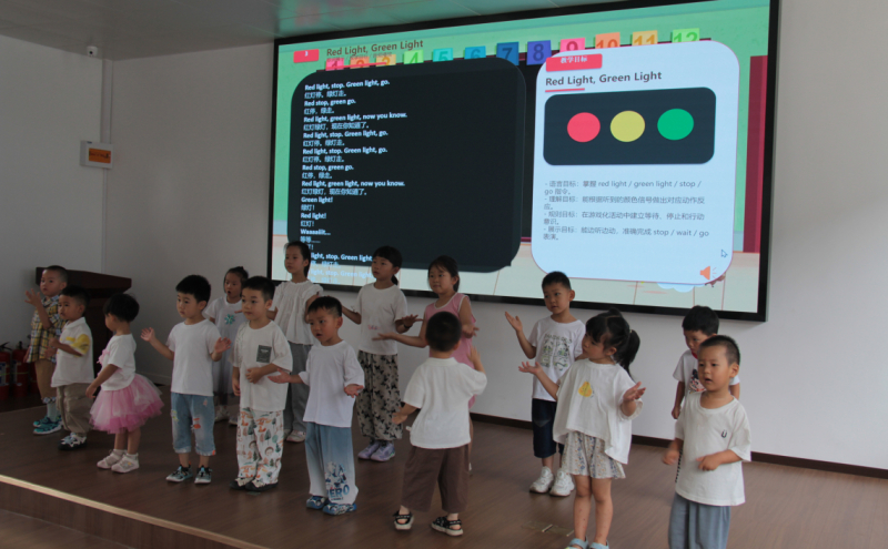 小学员们表演