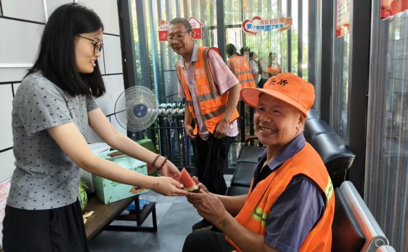 夏日送清甜 关爱润人心！市总工会暖心物资慰问一线劳动者