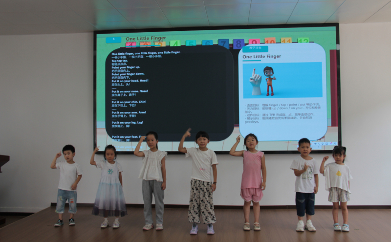 小学员们表演