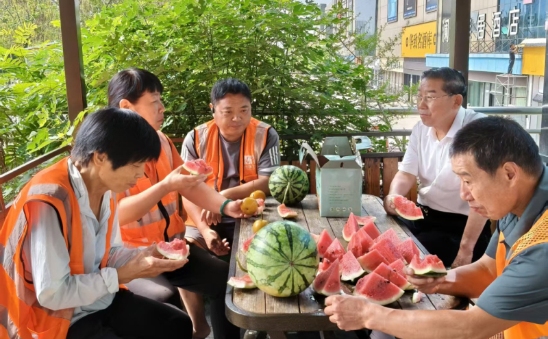 夏日送清甜 关爱润人心！市总工会暖心物资慰问一线劳动者