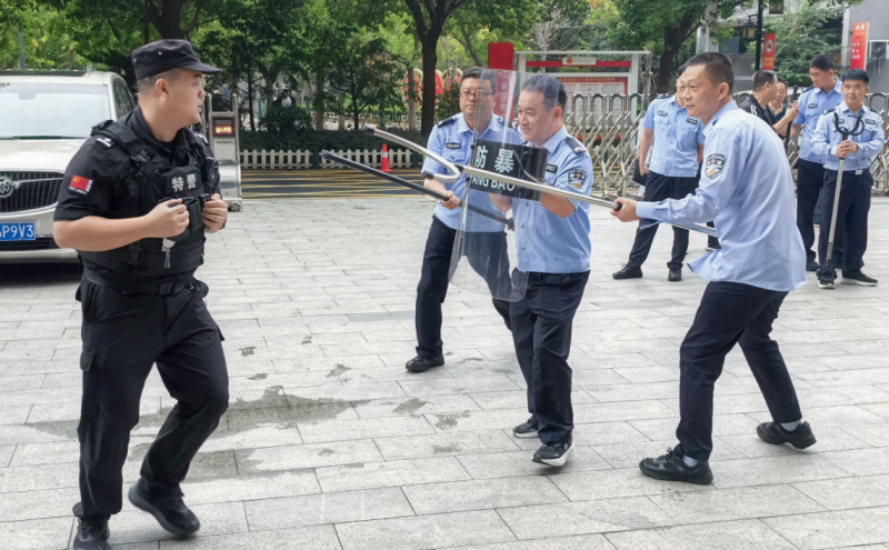 参训人员以三人一组进行“盾、棍、叉”组合战术配合训练