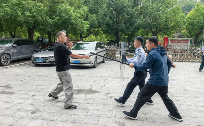 参训人员以三人一组进行“盾、棍、叉”组合战术配合训练