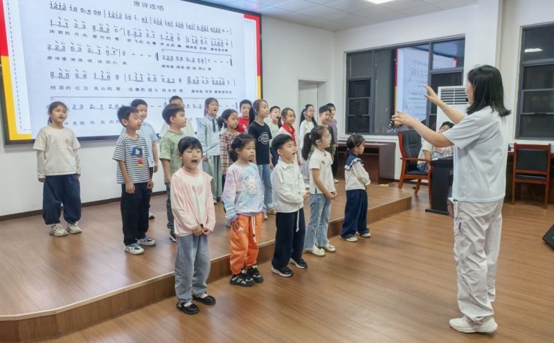 目前，合唱团已学习了《我和我的祖国》《Doremi之歌》《静夜思》等8首曲目