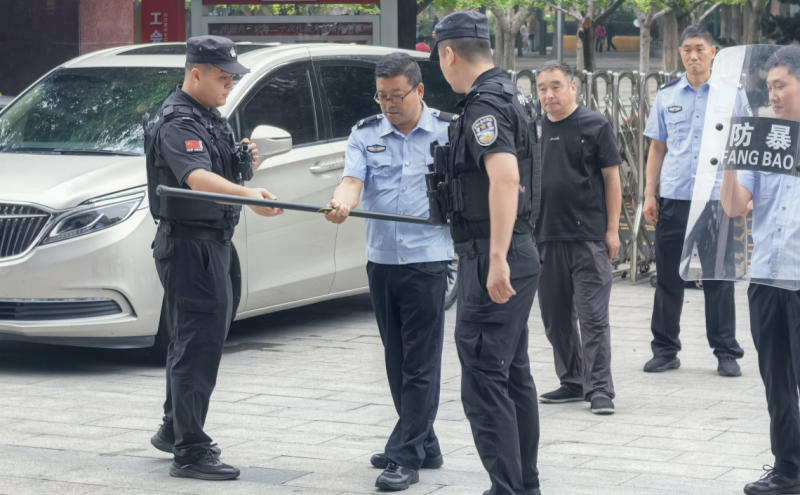 现场指导使用防暴器材