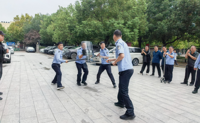 参训人员以三人一组进行“盾、棍、叉”组合战术配合训练