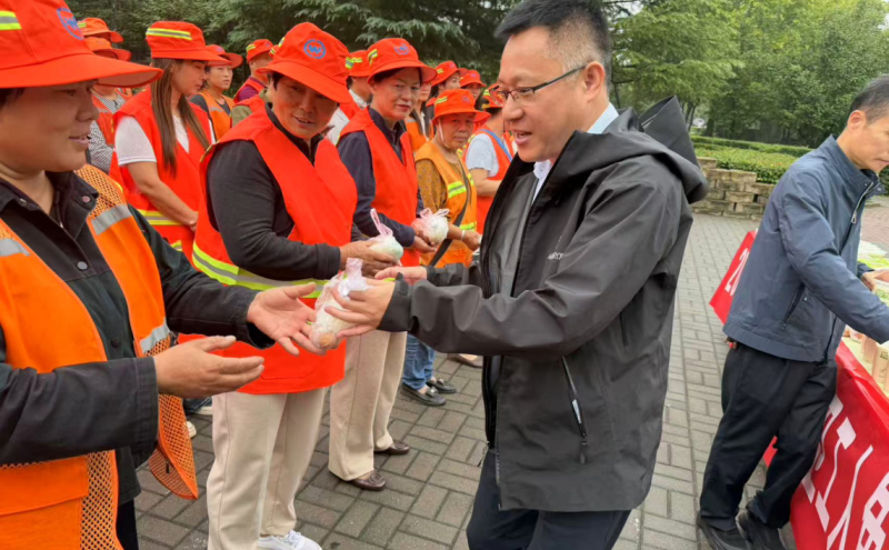 示范区工会举行2026年“庆国庆 迎中秋”暨环卫工人免费早餐慰问活动