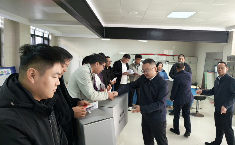 发放慰问品