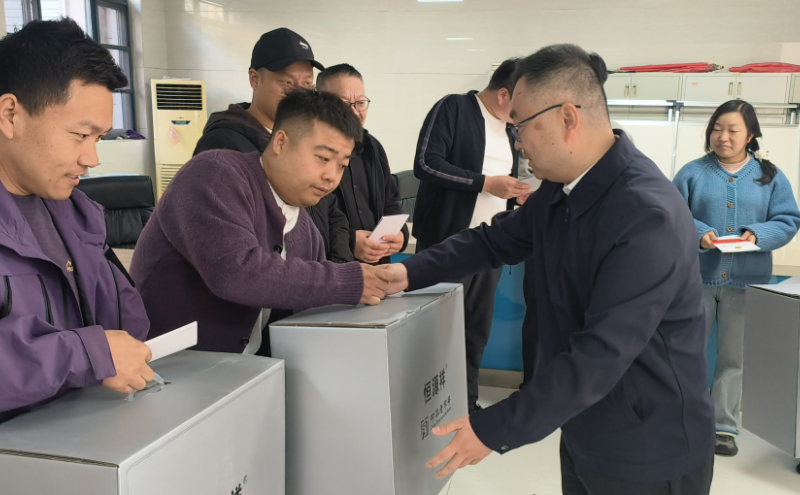 郭强为货车司机代表发放物资