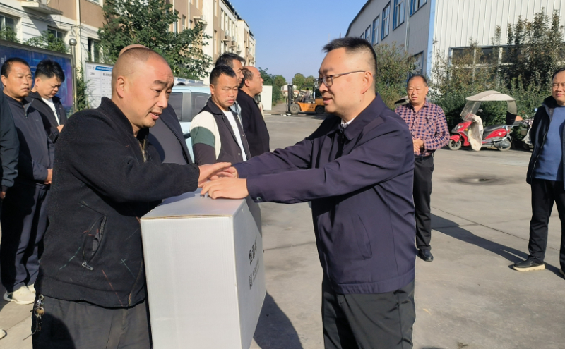 郭强为货车司机代表发放物资